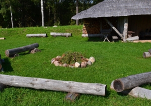 Koka baļķu sēdvietas un ugunskura vieta