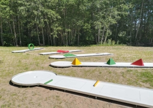 Mini golfa laukums ar šķēršļiem