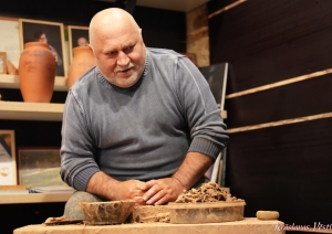 Keramiķis veido māla trauku