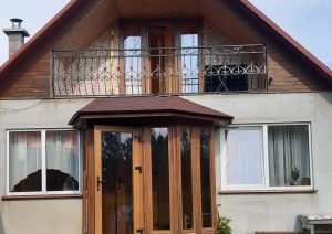 Viesu mājas ēka ar balkonu