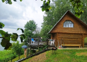 Guļbūves māja pie ezera