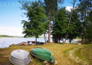 Laivas ezera krastā