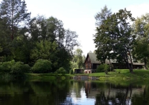 Viesu māja pie dīķa