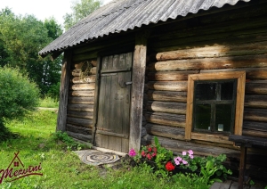 Koka saimniecības ēka ar ziediem