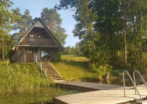 Brīvdienu māja pie ezera