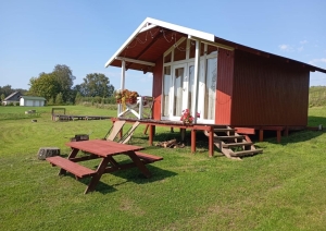 Kempinga mājiņa ar piknika galdu