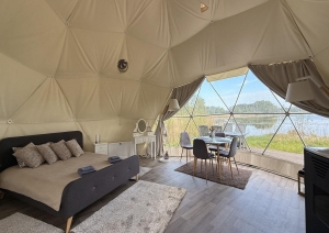 Glampinga telts ar gultu un galdu