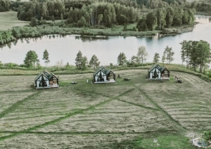 Brīvdienu mājiņas pie ezera