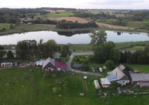 Motelis pie ezera no augšas