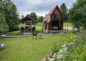 Brīvdienu māja pagalmā