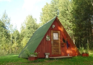 A-veida koka mājiņa