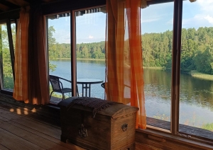 Skats pa logu uz ūdeni