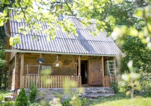 Brīvdienu māja starp kokiem