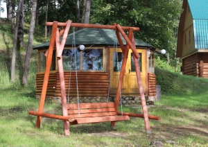 Šūpoles pagalmā