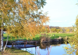 Dīķis pie mājas
