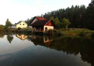 Dīķis pie apartamentiem