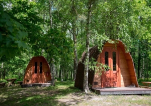 Kempinga mājiņas starp kokiem