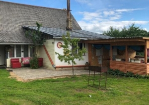 Moteļa ēka un pagalms