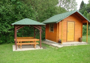 Kempinga mājiņa ar nojumi