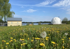 Glampinga kupols pļavā