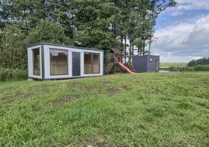 Kempinga mājiņa pie ezera
