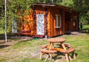Kempinga mājiņa ar piknika galdu