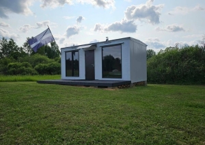 Kempinga mājiņa pļavā
