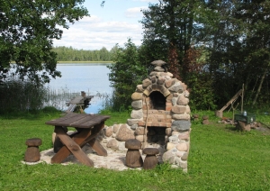 Piknika vieta pie ezera