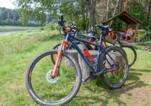 Velosipēdi pie lapenes