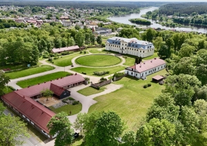 Grāfu Plāteru pils ansamblis no putna lidojuma