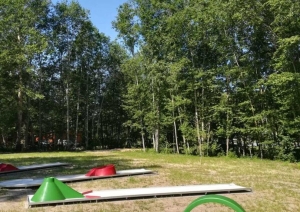 Mini golfa laukums ar zaļu riņķveida šķērsli