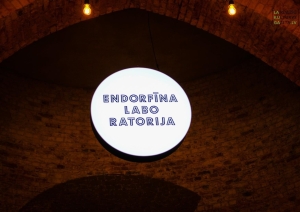 Uzraksts "Endorfīna laboratorija"