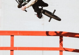 BMX braucējs skeitparkā