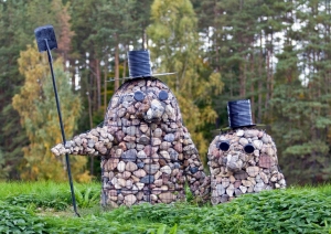 Akmens kurmju skulptūras dārzā