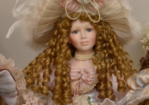 Porcelāna lelle ar gaišiem matiem