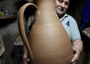 Keramiķis ar lielu māla krūku