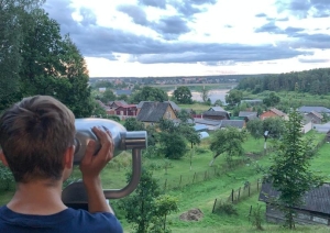 Teleskops Karņicka kalna skatu vietā