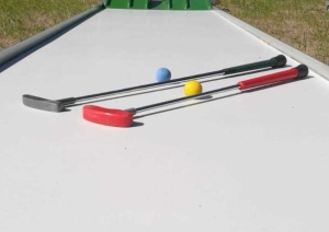 Mini golfa celiņš ar bumbiņu un nūjām