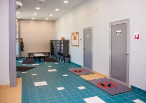 Peldbaseina ģērbtuves zona