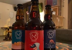 Trīs alus pudeles