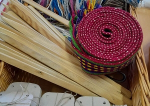 Aušanas materiāli un pīti izstrādājumi