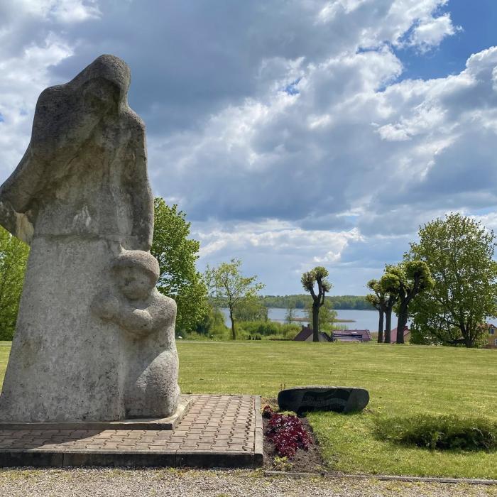 Piemineklis „Sērojošā māte”